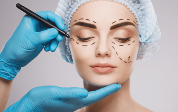 Dokter melakukan konsultasi operasi plastik wajah di klinik Thailand.