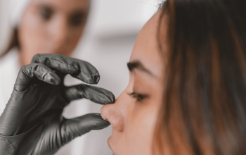 : Ilustrasi prosedur operasi hidung seperti rhinoplasty dan septoplasty untuk estetika dan kesehatan.